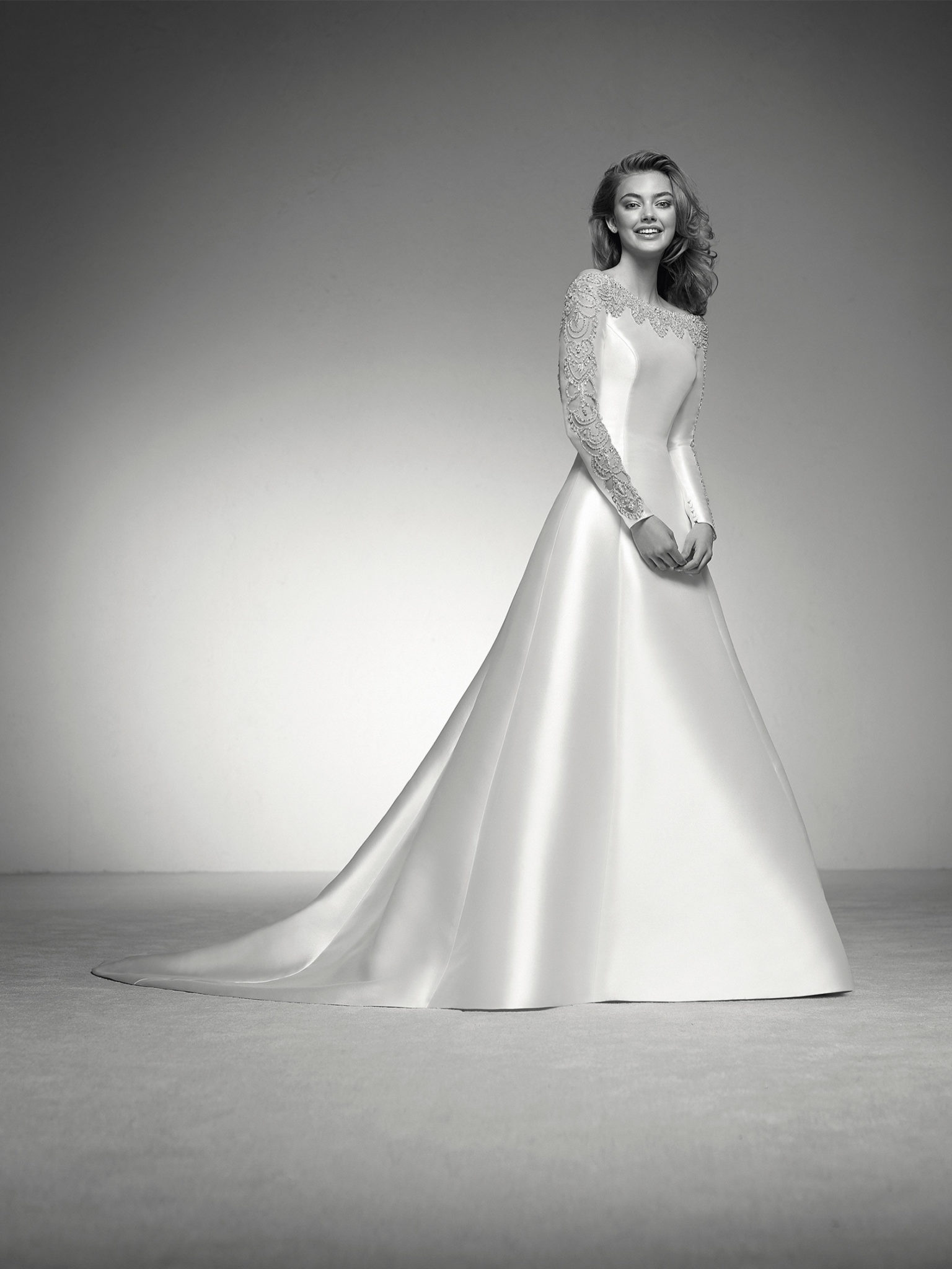 vestito da sposa Pronovias svasato in mikado e pizzo a maniche lunghe