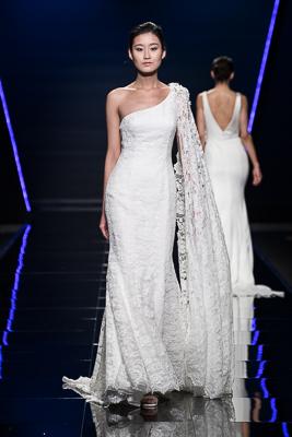Bellantuono abito a sirena in pizzo monospalla collezione 2019