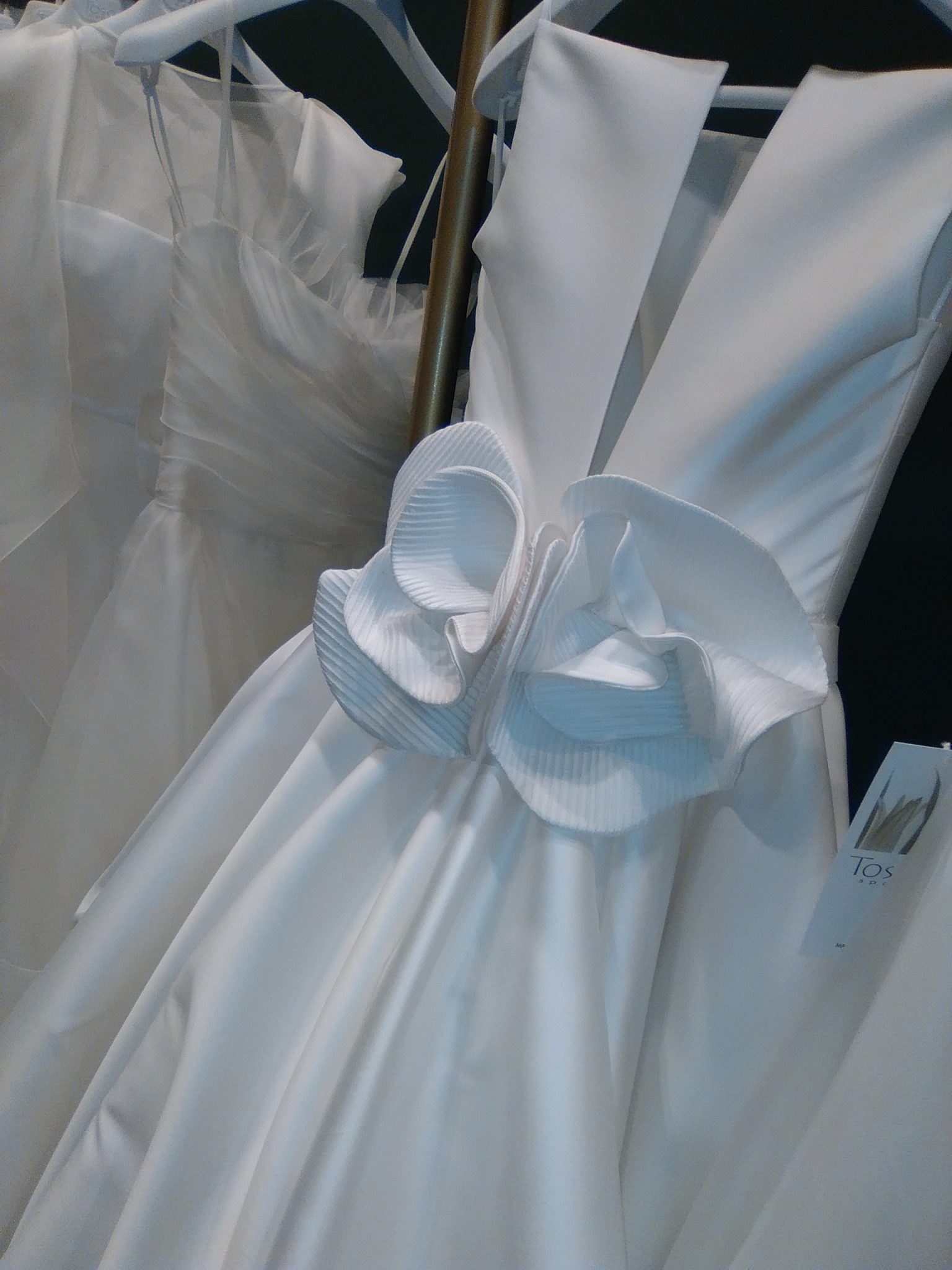 Particolare di un abito da sposa Tosca Spose, fiore con lavorazione nervoures