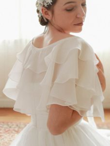coprispalle da sposa in organza a mantellina con balze