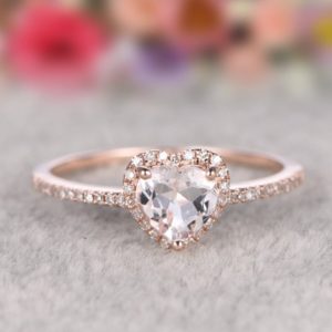 anello di fidanzamento con pietra a cuore