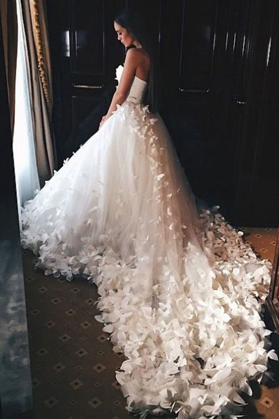 abito da sposa con farfalle