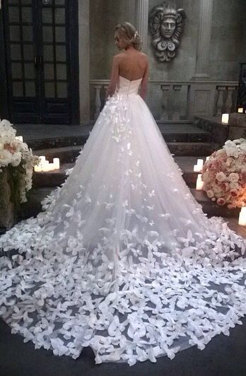 abito da sposa con farfalle
