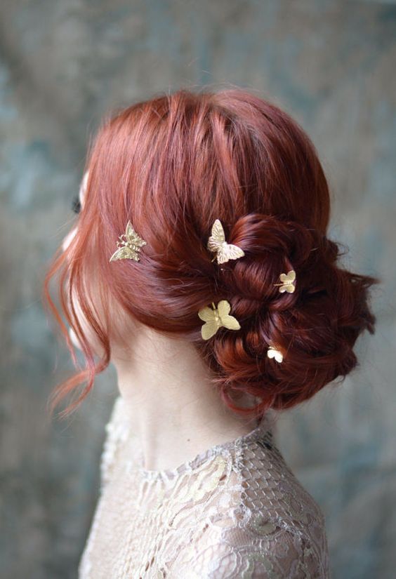 acconciatura sposa a chignon con farfalle