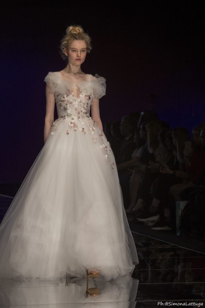 abito da sposa collezione 2020 Elisabetta Polignano con gonna tulle ed applicazioni floreali