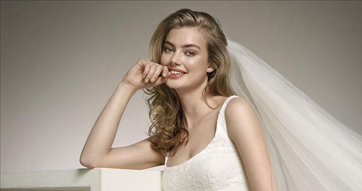 abito da sposa con scollatura a ballerina