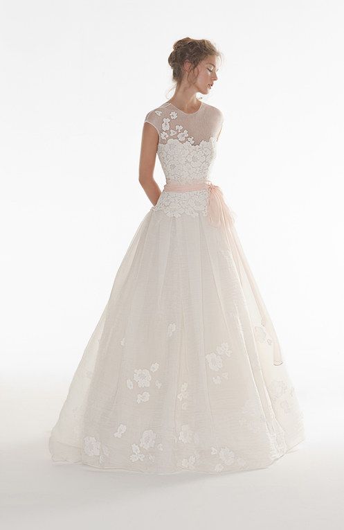 vestito da sposa ampio con scollatura illusion