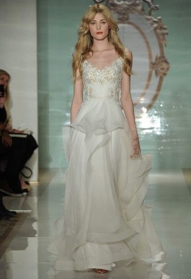 abito da sposa con rouches e corpetto in pizzo ricamato