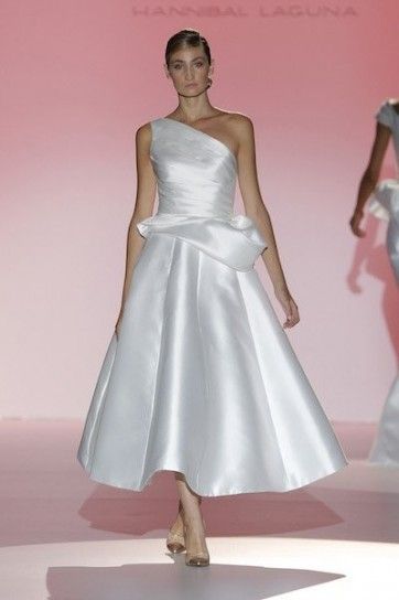 abito da sposa corto con gonna ampia e monospalla