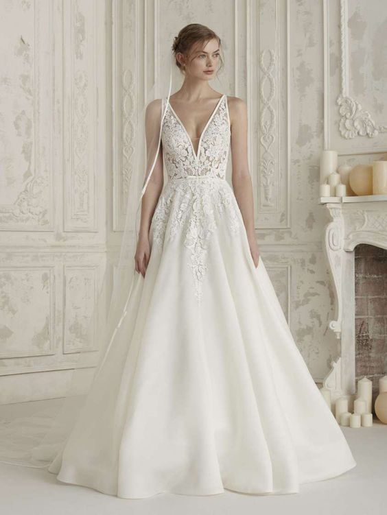 abito da sposa a vita alta con scollo a V