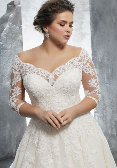 abito da sposa curvy con scollo omerale e corpetto in pizzo