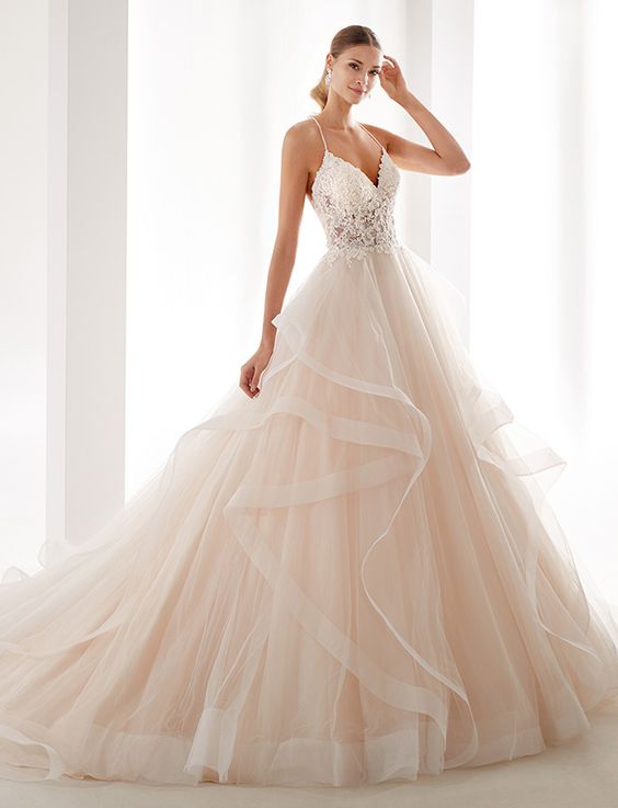 abito da sposa rosa con gonna ampia