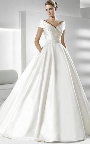 vestito da sposa con scollatura omerale drappeggiata ad incrocio