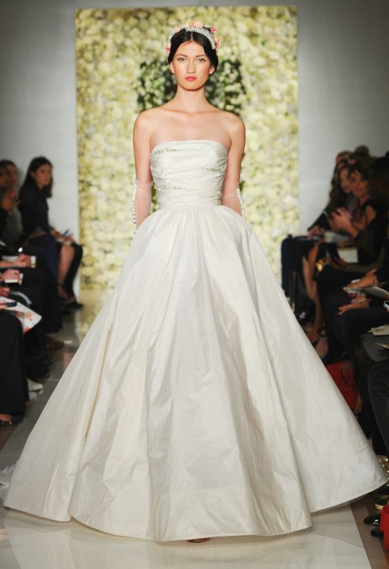vestito da sposa ampio con scollatura decolletè dritta