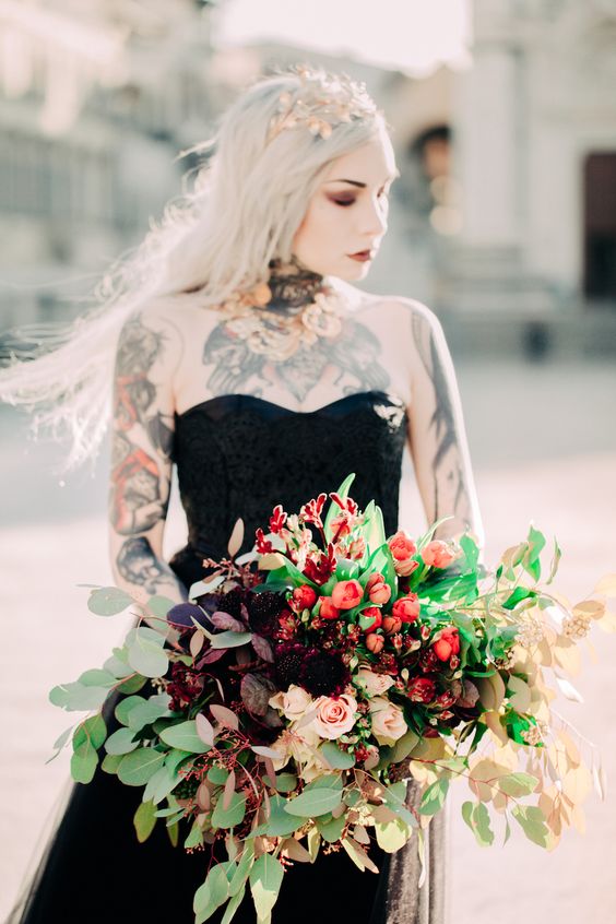 sposa tatuata con abito nero 