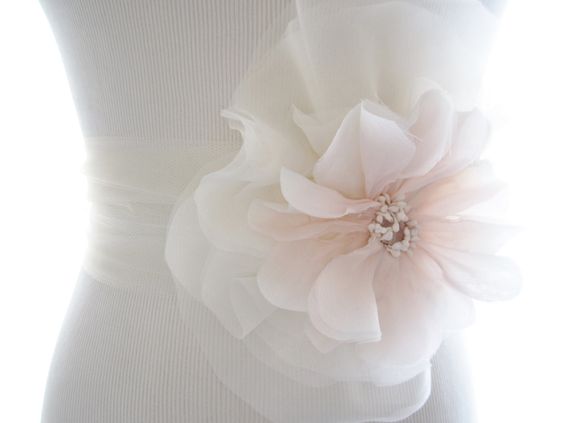 cintura da sposa con fiore sartoriale