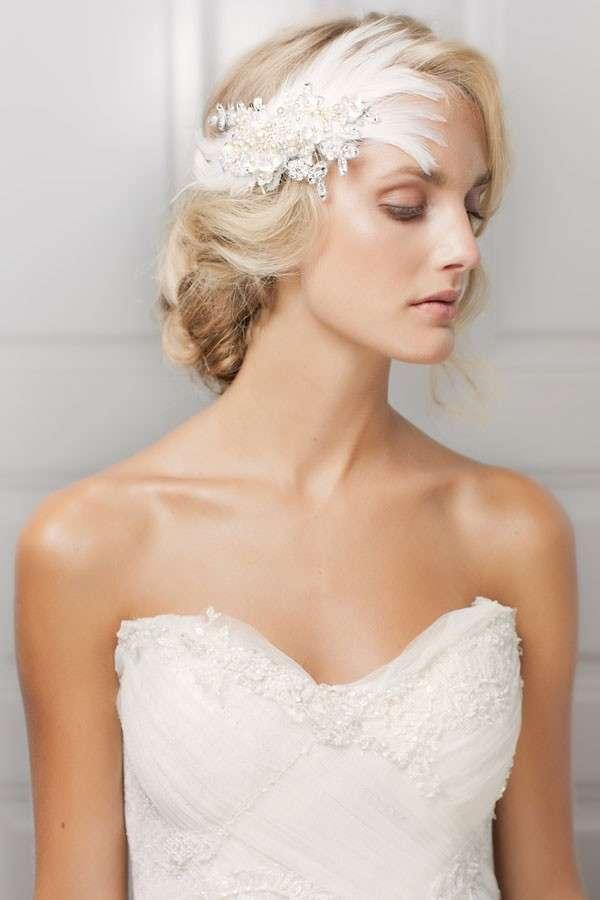 acconciatura sposa con piume